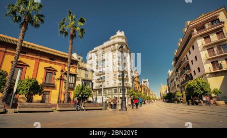 Sevilla, Spanien - 15. Februar 2020 - die geschäftige Avenida de la Constitution mit Menschenmassen, die entlang laufen und Straßenbahnen im Stadtzentrum von Sevilla. Stockfoto