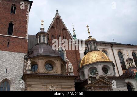 Krakau Polen, Blick auf die Dachkuppel und Ornamente an der Seite der Wawel-Kathedrale Stockfoto