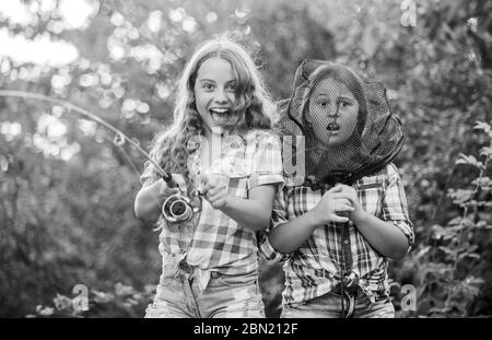 Kinder verbringen Zeit im Camp. Spaß haben. Fisch Angler. Zwei Mädchen Angeln. Großwildfischen. Sommer-Hobby. Glückliche Kinder mit Netz und Rute. Sommerferien Wochenende. Zeit Für Fliegenfischen. Stockfoto