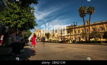 Sevilla, Spanien - 18. Februar 2020 - die geschäftige Avenida de la Constitution mit Menschenmassen, die entlang der Kathedrale von Sevilla und dem General Archiv laufen Stockfoto