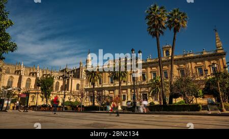 Sevilla, Spanien - 18. Februar 2020 - die gotische Kathedrale von Sevilla und das Allgemeine Indies-Archiv als Teil des UNESCO-Weltkulturerbes, Stockfoto