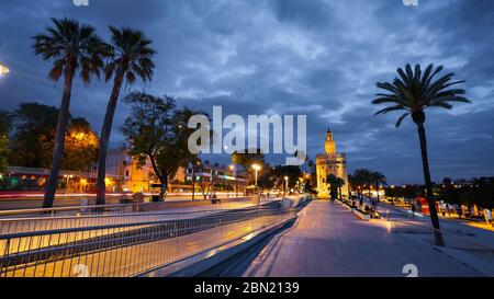 Sevilla, Spanien - 18. Februar 2020 - Torre del Oro / Goldener Turm und Guadalquivir Fluss Foto aufgenommen zur blauen Stunde in Sevilla Stadt, Spanien. Stockfoto