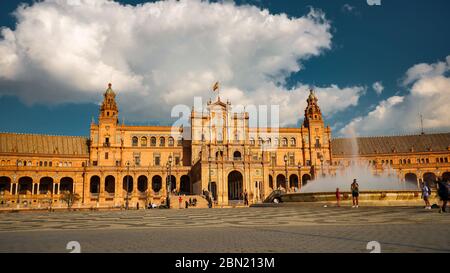 Sevilla, Spanien - 18. Februar 2020 - Sevilla 's schönen Spanien Platz / Plaza de Espana mit dem Vicente Traver Brunnen und schöne Architektur Stockfoto