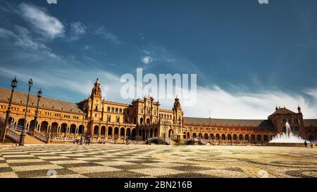 Sevilla, Spanien - 15. Februar 2020 - der wunderschöne Plaza de Espana / Spanien Platz im Stadtzentrum von Sevilla, Spanien, mit Architekturdetails. Stockfoto