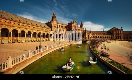 Sevilla, Spanien - 18. Februar 2020 - Plaza de Espana (Spanien Platz) mit dem Kanal und Holzruderbooten an einem schönen sonnigen Tag in Sevilla City CE Stockfoto