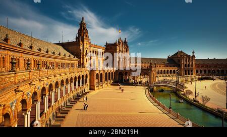 Sevilla, Spanien - 18. Februar 2020 - das berühmte Wahrzeichen Spanien Platz / Plaza de Espana in Sevilla Stadtzentrum mit einer elipse Form und schönen Bogen Stockfoto