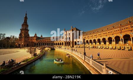 Sevilla, Spanien - 20. Februar 2020 - Sevilla Stadtzentrum mit Architekturdetails. Blick auf den spanischen Platz mit schönem Tageslicht in Sevilla, Stockfoto