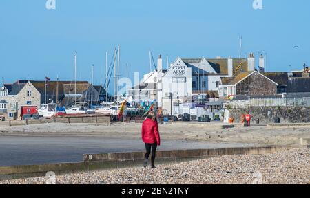 Lyme Regis, Dorset, Großbritannien. Mai 2020. UK Wetter: Ein heller, sonniger und etwas kühler Start in den Tag bei Lyme Regis. Der Strand ist am 50. Tag der Sperrung der Coronavirus-Pandemie fast leer. Die staatlichen Beschränkungen sollen ab Mittwoch in ganz England gelockert werden, so dass die Menschen mehr Freiheit haben, Strände und Schönheiten zu genießen, da der hohe Druck sonniges Wetter und wärmere Bedingungen im Laufe dieser Woche bringt. Kredit: Celia McMahon/Alamy Live News Stockfoto