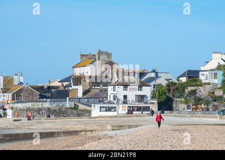 Lyme Regis, Dorset, Großbritannien. Mai 2020. UK Wetter: Ein heller, sonniger und etwas kühler Start in den Tag bei Lyme Regis. Der Strand ist am 50. Tag der Sperrung der Coronavirus-Pandemie fast leer. Die staatlichen Beschränkungen sollen ab Mittwoch in ganz England gelockert werden, so dass die Menschen mehr Freiheit haben, Strände und Schönheiten zu genießen, da der hohe Druck sonniges Wetter und wärmere Bedingungen im Laufe dieser Woche bringt. Kredit: Celia McMahon/Alamy Live News Stockfoto