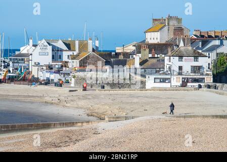 Lyme Regis, Dorset, Großbritannien. Mai 2020. UK Wetter: Ein heller, sonniger und etwas kühler Start in den Tag bei Lyme Regis. Der Strand ist am 50. Tag der Sperrung der Coronavirus-Pandemie fast leer. Die staatlichen Beschränkungen sollen ab Mittwoch in ganz England gelockert werden, so dass die Menschen mehr Freiheit haben, Strände und Schönheiten zu genießen, da der hohe Druck sonniges Wetter und wärmere Bedingungen im Laufe dieser Woche bringt. Kredit: Celia McMahon/Alamy Live News Stockfoto