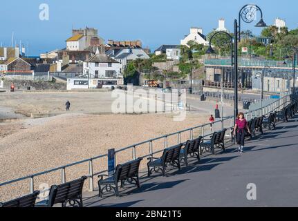 Lyme Regis, Dorset, Großbritannien. Mai 2020. UK Wetter: Ein heller, sonniger und etwas kühler Start in den Tag bei Lyme Regis. Der Strand ist am 50. Tag der Sperrung der Coronavirus-Pandemie fast leer. Die staatlichen Beschränkungen sollen ab Mittwoch in ganz England gelockert werden, so dass die Menschen mehr Freiheit haben, Strände und Schönheiten zu genießen, da der hohe Druck sonniges Wetter und wärmere Bedingungen im Laufe dieser Woche bringt. Kredit: Celia McMahon/Alamy Live News Stockfoto