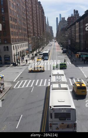 NEW YORK, USA - APRIL 2017: New Yorker Straßenszene mit ikonischen gelben Taxis Stockfoto