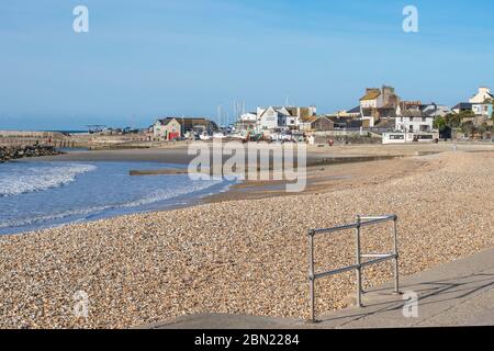 Lyme Regis, Dorset, Großbritannien. Mai 2020. UK Wetter: Ein heller, sonniger und etwas kühler Start in den Tag bei Lyme Regis. Der Strand ist am 50. Tag der Sperrung der Coronavirus-Pandemie fast leer. Die staatlichen Beschränkungen sollen ab Mittwoch in ganz England gelockert werden, so dass die Menschen mehr Freiheit haben, Strände und Schönheiten zu genießen, da der hohe Druck sonniges Wetter und wärmere Bedingungen im Laufe dieser Woche bringt. Kredit: Celia McMahon/Alamy Live News Stockfoto