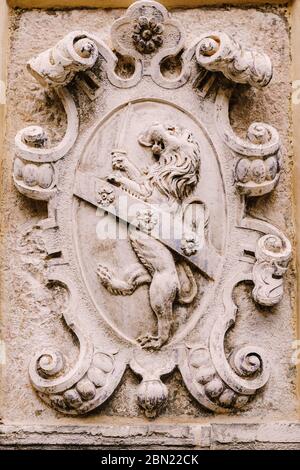 Venedig, Italien - 04. oktober 2019: Nahaufnahmen von Fassaden in Venedig, Italien. Stein Wappen mit einem Löwen an der Wand des Gebäudes in Stockfoto