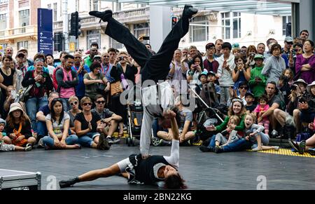 Auftritt beim Auckland Buskers Festival Stockfoto