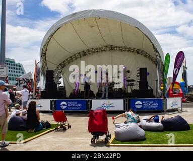 Menschenmassen bei der Feier zum Jahrestag von Auckland im Auckland Wharf 2017 Stockfoto