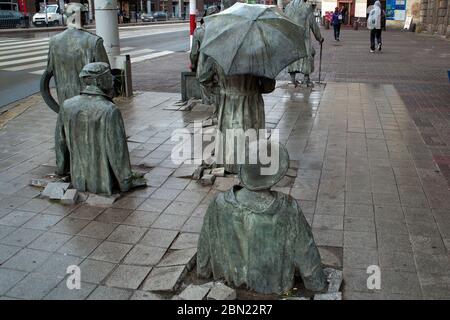 Denkmal für den anonymen Passanten von Jerzy Kalina eine markante öffentliche Skulptur auf der Straße installiert, die die Zeit des Kriegsrechts im Kommunismus darstellt Stockfoto