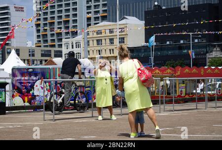 Menschenmassen bei der Feier zum Jahrestag von Auckland im Auckland Wharf 2017 Stockfoto