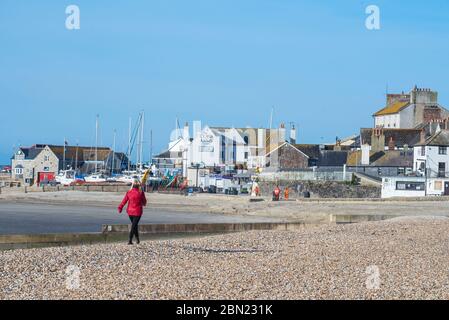 Lyme Regis, Dorset, Großbritannien. Mai 2020. UK Wetter: Ein heller, sonniger und etwas kühler Start in den Tag bei Lyme Regis. Der Strand ist am 50. Tag der Sperrung der Coronavirus-Pandemie fast leer. Die staatlichen Beschränkungen sollen ab Mittwoch in ganz England gelockert werden, so dass die Menschen mehr Freiheit haben, Strände und Schönheiten zu genießen, da der hohe Druck sonniges Wetter und wärmere Bedingungen im Laufe dieser Woche bringt. Kredit: Celia McMahon/Alamy Live News Stockfoto