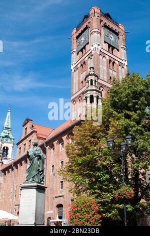 Torun Polen, Blick auf das gotische alte Rathaus mit der Statue des in der Stadt geborenen Astronomen Nikolaus Kopernikus. Stockfoto