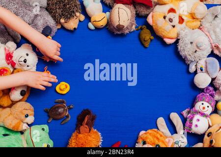 Kinder-Plüschtiere für die Entwicklung von Babyspielen auf blauem Hintergrund Stockfoto