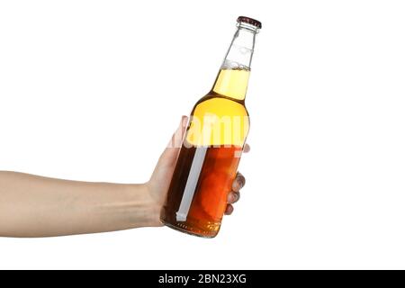 Weibliche Hand hält Flasche Cider, isoliert auf weißem Hintergrund Stockfoto
