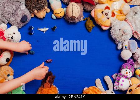 Kinder-Plüschtiere für die Entwicklung von Babyspielen auf blauem Hintergrund Stockfoto