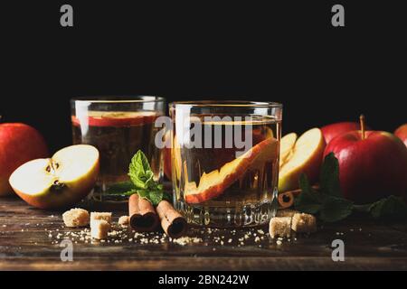 Komposition mit Apfelwein, Zucker, Zimt und Äpfeln auf Holztisch Stockfoto