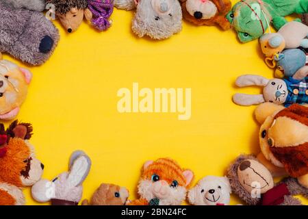 Kinder-Plüschtiere für die Entwicklung von Babyspielen auf gelbem Hintergrund Stockfoto