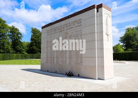 Namen von Soldaten, die in unbekannten Gräbern auf dem Luxembourg American Cemetery and Memorial begraben sind. Stockfoto