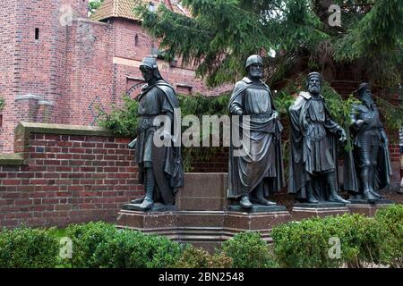 Malbork Polen, Statuen der Großmeister in einem Garten auf dem Schloss des Deutschen Ordens in Malbork Stockfoto