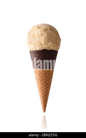 Traditionelles Vanille-Eis mit weißem Hintergrund auf halbgetauchten Schokoladenzapfen isoliert Stockfoto