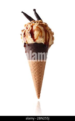 Halbgetauchte Schokolade mit Vanille-Mandel-Karamell aromatisierte Sahne Eis mit Stücken von Obst und Schokoladensirup mit weißem Backgroun isoliert Stockfoto