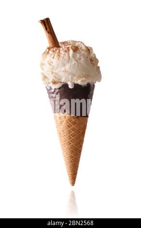 Meringue Milch und Zimt aromatisierte Sahne Eis mit Zimt Stick isoliert weißen Hintergrund auf halb getauchten Schokolade Kegel Stockfoto