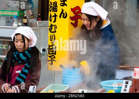 Beppu, Japan - 29. Dezember 2009: Fast-Food-Straßenverkäufer verkaufen gekochte Eier beliebtes Fast-Food-Restaurant in Beppu. Stockfoto