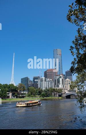 Blick über den Yarra River in Richtung Eureka Tower und Southbank in Melbourne, Victoria, Stockfoto