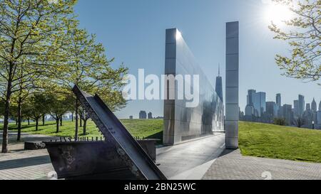 911 Gedenkstätte im Liberty State Park, New Jersey mit dem neuen Freedom Tower im Hintergrund und Teilen des Gebäudes im Vordergrund. Stockfoto