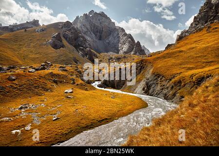 Die schöne Landschaft des Flusses im Tal von Kel Suu See in der naryn Region, Kirgisistan Stockfoto