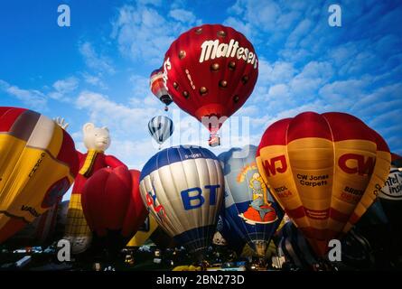 Am frühen Morgen Massenbesteigung von bunten Heißluftballons bei der Bristol International Balloon Fiesta, Ashton Court, Bristol, England, Großbritannien Stockfoto