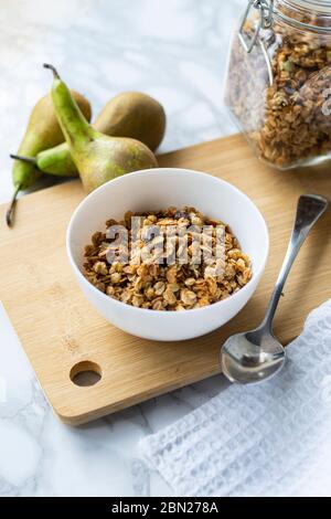 Selektiver Fokus, gesundes Frühstück, natürliches kalorienarmes Müsli auf leichtem, selbstgemachten Hintergrund Stockfoto