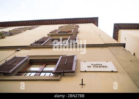 Niedrige Winkelansicht der typischen mediterranen Häuser mit Holzfensterläden im Zentrum von florenz, italien Stockfoto