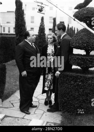 ALFRED HITCHCOCK und NOVA PILBEAM Regisseur und Star von YOUNG AND INNOCENT werden am 5. Oktober 1937 von LESLIE MITCHELL in den Studios Gardens of PINEWOOD für Fernsehserien RUND UM DIE FILMSTUDIOS der British Broadcasting Corporation (BBC) interviewt Stockfoto