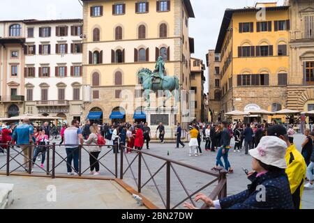 FLORENZ, ITALIEN - 21. APRIL 2019: Touristen auf der Piazza della Signoria im Stadtzentrum von Florenz Stockfoto