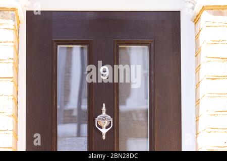 Haus Nummer 9 auf einer dunklen Holztür mit Fenstern und Rahmen Stockfoto