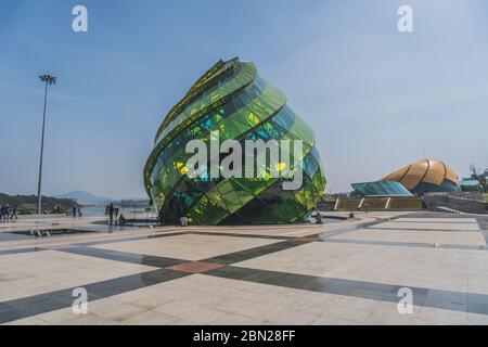 Glas-Pavillon in Form einer Blütenknospe der Artischocke auf dem Lam Vien Platz. Dalat, Vietnam - 17. März 2020 Stockfoto