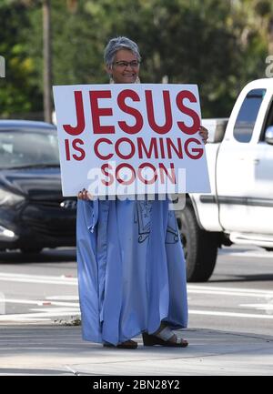 PARKLAND, FL - MAI 11: Eine Frau wird gesehen, die ein Zeichen hält, das "Jesus kommt bald" während der Coronavirus COVID-19 Pandemie am 11. Mai 2020 in Parkland, Florida liest.Quelle: Mpi04/MediaPunch Stockfoto