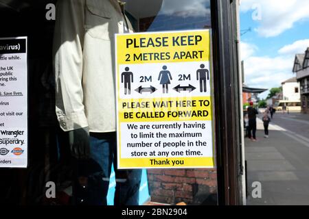 Coronavirus Social Distancing Zeichen auf einem Schaufenster in Hereford UK im Mai 2020 Stockfoto