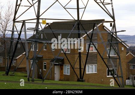 Strommast und Wohnimmobilien; Newburn; Newcastle-upon-Tyne; Großbritannien Stockfoto