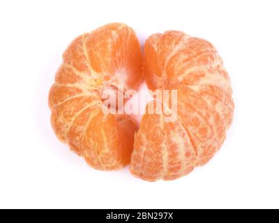 Frisch geschälte Mandarine isoliert auf weißem Hintergrund Stockfoto