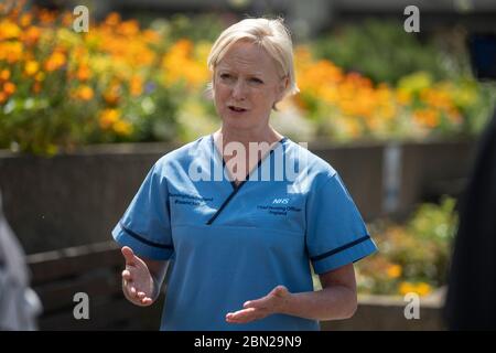 Ruth May, leitende Krankenpflegerin für England, vor dem St. Thomas's Hospital im Zentrum Londons am Internationalen Tag der Krankenschwestern. Stockfoto